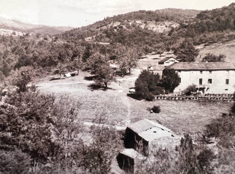Le Moulin du Pistou autrefois : photo ancienne des bâtiments dans la vallée